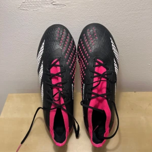 Adidas Predator Accuarcy.1 L FG Ag - Skorna är i ett jätte fint skick. Köpta för 1800kr säljs nu för 950kr då skorna är använda. Passar både gräs och konstgräs!! Skriv hjärna vid intresse!