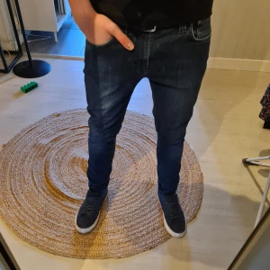 Nudie Jeans W31 L32 - Feta jeans från Nudie i strl W31 L32 i modellen lean Dean. 9/10 skick väldigt sparsamt använda!