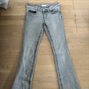Grå bootcut jeans - Snygga grå bootcut jeans från Gina Tricot. De har knappar på bakfickorna och en bekväm passform, strl 36, passar mig som är 172 cm💓