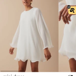 Vit plisserad klänning Gina - Säljer min älskade studentklänning💞 Passar perfekt till studenten eller sommarens alla nöjen🤍 Från Ginatricot, men slutsåld på hemsidan 🤍 Storlek 40! Endast använd på studentdagen, så i otroligt fint skick!