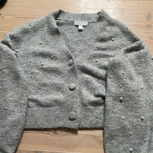 Grå kofta med pärlor från H&M - Söt kofta med pärlor💓 Tryck inte på köp nu!