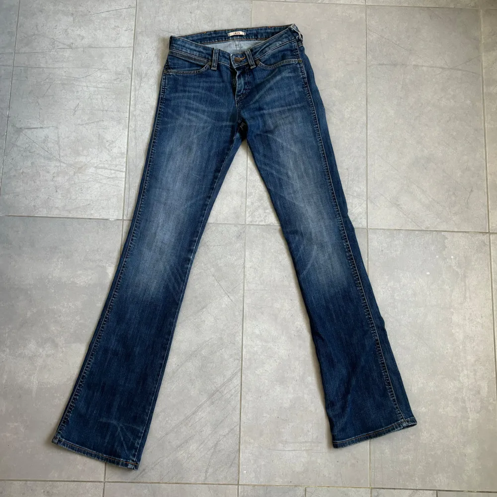 Vintage 2000-tal jeans från Wrangler🌟Så fina och i bra skick, midja: 35cm innerben: 83cm💕 Har inga bilder på då de är för små tyvärr. Jeans & Byxor.