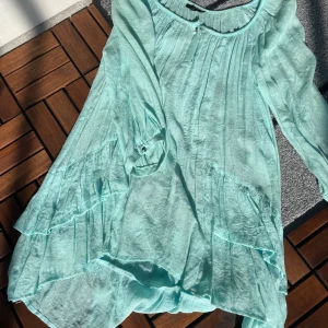 Ljusgrön tunika från Cream - Säljer en superfin ljusgrön tunika från Cream. Den har en lös passform med volangdetaljer och trekvartsärmar. Perfekt för vår och sommar! 💚