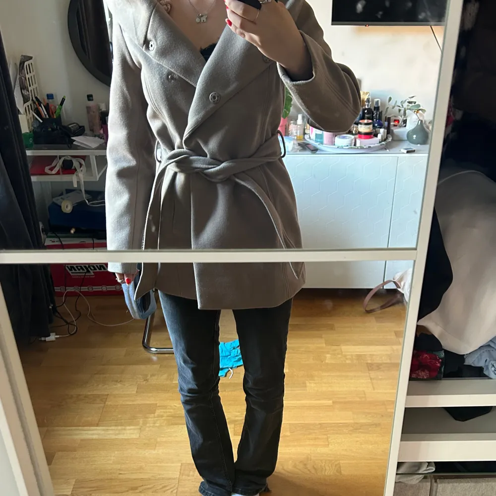 En fin brun/beige kappa från new yorker. Säljs eftersom den inte används men köptes förra året. Därmed inga defekter. Har en jättebra och stor luva som är PERFEKT för regniga eller dagar med snöstorm. Köptes för 700kr.. Jackor.