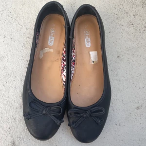 Ballerinaskor  - Så söta ballerinaskor med rosett på från ”din sko”. Säljer pga att dom tyvärr är för små. Storlek 37.