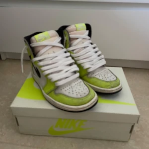 Air jordan 1 retro high og visionaire - storlek 38,5, originella lådan kommer med. Användes för ett halv år