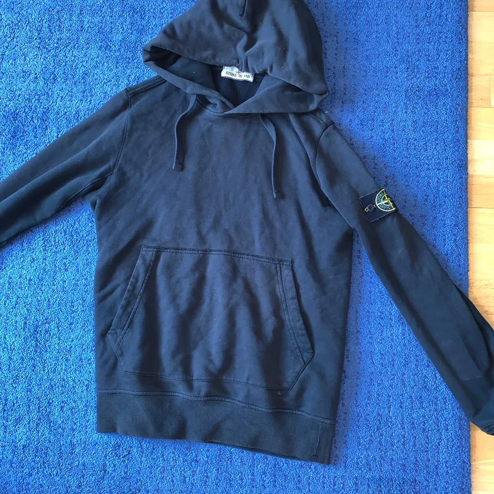 En jättefin Stone Island hoodie i otroligt bra skick. Säljer för att den knappt kom till användning för mig efter att jag fått den i present. Nypris ligger runt 3000-3500kr. Intresserad?. Hoodies.