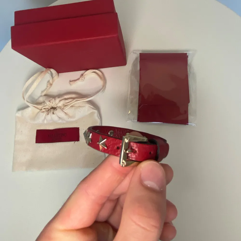 Tjena säljer detta unika valentino armbandet med stjärnor istället för nitar. Endast armbandet medkommer. Bara att höra av dig för fler bilder/frågor.. Accessoarer.