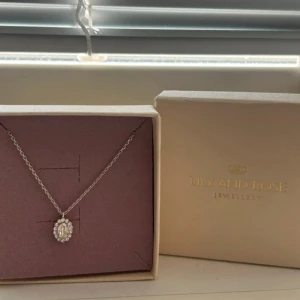 Lily and rosé halsband  - Silver Lily and rose halsband, helt nytt. Är tyvärr en guld tjej så därför säljer jag det fina halsbandet