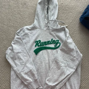 Hm hoodie  - Hoodie med tryck från hm. Sparsamt använd! Säljs i befintligt skick 💚