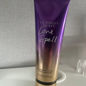 Victoria’s secret love spell - En parfymerad lotion som luktar otroligt. Doften håller länge och luktar cherry blossom & fresh peach.  Den har testats några få gånger men annars bara varit som prydnad.  Postar inom 24h💕
