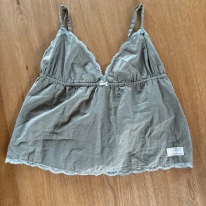 Topp från odd molly - Säljer ett superfint grönt linne från Odd Molly. Det har justerbara axelband och är i fint skick! Tyvärr så va den lite stor på mig så vill sälja den💗hör av dig vid frågor!