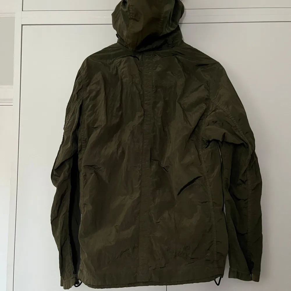 Säljer en grön stone island windbreaker med luva. Är i materialet nylon metal. Riktigt schysst jacka, som tyvärr inte kommit till så mycket användning på sistone, därav att jag säljer den. Nypris på dessa brukar ligga mellan 7-8000. Tar bud!. Jackor.