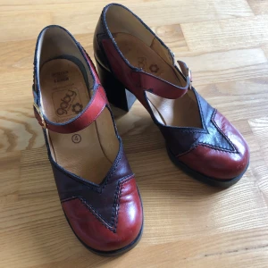 Vintage röd och svarta klackskor  - Häftiga röd och svarta klackskor. 