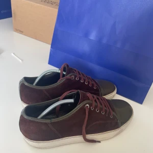 Lanvins  - Tjena! Säljer dessa snygga lanvins i vinröd färg, tyvärr så är de lite slitna på sulan och lite på glansen. Hör av om ni har några frågor! 😃