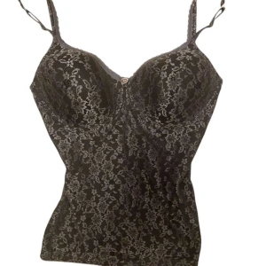 Korsett linne - Super fint korsett liknande linne med fina blom detaljer på sig, använt fåtal gånger och är i nyskick🫶🏻C kupa💗