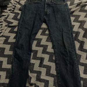 Levis jeans 501 Jeansen har lite skador därför lågt pris  Längd 32 Midja 28