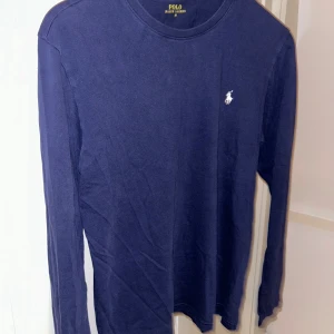 Ralph Lauren tröja - Tja, jag sälje min Ralph Lauren tröja som passar perfekt nu till hösten🍁 och vintern ⛄️. Inte mycket använd och är i storlek M men den passar också som S. Denna tröjan är också en @sleep were” tröja men den funkar fortfarande lika bra att ha i t.ex skolan. Skriv till mig vid minsta fundering eller fråga! 💬 