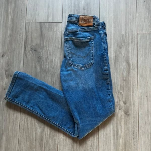 Slim jeans - Säljer dessa riktigt snygga jeans från Jack N Jones, sitter bra med slitningar. Jeansen är i slimfit Glenn och passar dom med 28/30. Priset är inte hugget i sten så hör gärna av er vid intresse eller funderingar.