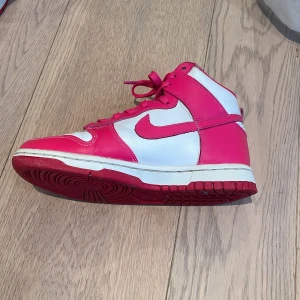 Rosa Nike Dunk High skor  - Pris kan diskuteras  Rosa Nike dunk skor i färg Pink Prime🩷 Storlek 37,5 Är i väldigt Bra skick 