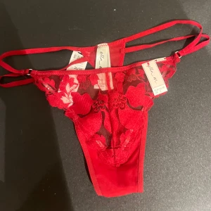 Underkläder  - Helt nya trosor inte testade, med alla prislappar på. Köptes i flerpack. Röda paret från lindex, det andra minns jag inte. Båda för 45kr