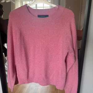 Stickad tröja  - Rosa stickad tröja ifrån Vero Moda i storlek M. Säljer då den inte kommer till användning längre 💖