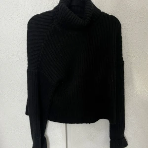 Stickad turtleneck tröja. - Jätte härlig stickad tröja från NA-KD. Säljs inte på nakd längre och använd ett fåtal gånger. Perfekt till hösten 💘