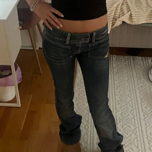Lågmidjade Diesel Jeans - Riktigt snygga bootcut jeans från diesel. Dem är extremt lågmidjade.