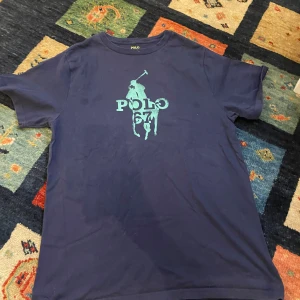 Ralph Lauren tröja  - Ralph Lauren tröja som är i bra skick och är snygg och på de bra pris 350 och pris är 170 -88cm om du vill ha bilder eller vill diskutera pris fråga bara mvh Theodor 