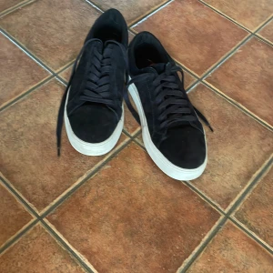 Vagabond skor - 6/10 skick skit snygga att ha till skolan eller bara att hänga med vänner, lite smutsiga men det går säkert att tvätta bort därav priset