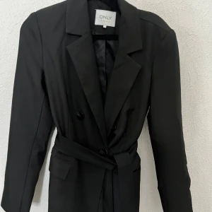 ONLY Kappa - Skit snygg kappa från ONLY i ny skick. 