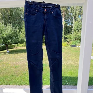 Mörkblå jeans - Ett par mörkblå jeans från Bikbok. Storlek M. Använda ca 10 gånger 💙  Innerbenslängd: 81 cm Midja: 76 cm