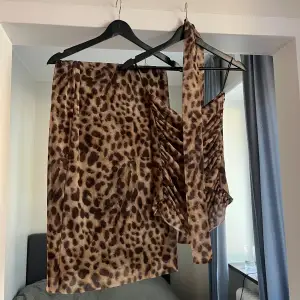 Säljer mitt fina leopard set från Zara, både en midi/lång kjol och en bandeu topp. Använd endast en gång, superfint skick! Båda delarna är i storlek S och går att köpas separat, de är bara att skriva till mig :) kram!!