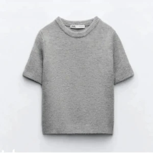 Stickad zara tröja - Säljer denna populära stickade tröjan från Zara. Köpt för ungefär ett halvår sedan men använd ca 2 gånger. Den är som i nyskick! Skriv om några frågor uppstår!