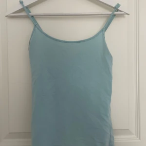 Blått linne - Ljus blått linne i bra skick och använd fåtal gånger, storlek m men lite mindre i storlek och ganska stretchiga material så passar xs och s också