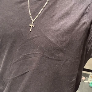 Silver halsband (kors ingår) - Silver halsband (kors ingår) passar som det ska 