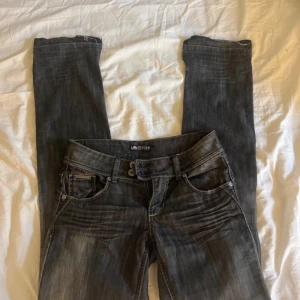 Lågmidjade jeans  - As snygga lågmidjade jeans som inte kommer till användning, uppsprättade vi benen så de passar mig som är 165 i längden