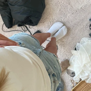 Jeans shorts  - Jeans short från hm lite stora till mig därför ser de lite konstiga ut men jätte fint skick 