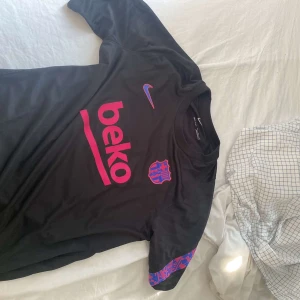  Fc Barcelona tröja  - En helt ny Fc Barcelona tröja, perfekt till trängen eller umgås med vännerna, 100% äkta 