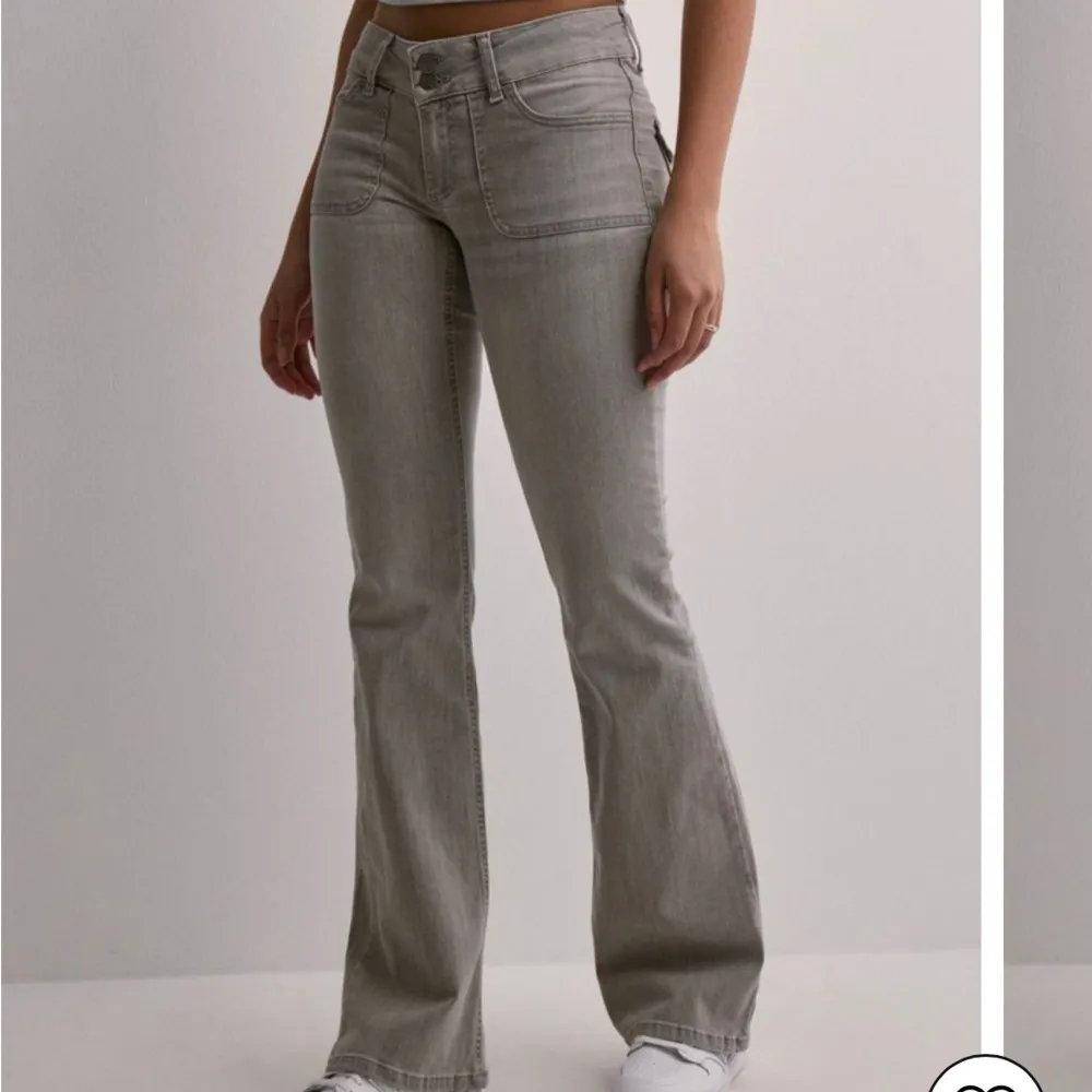 Intressekoll! Skriv innan köp! Jeans från Nelly i storlek 32, färgen grå, nyskick. Helt slutsålda i alla färger.  Kontakta för egna bilder!  Nypris 699kr. Jeans & Byxor.