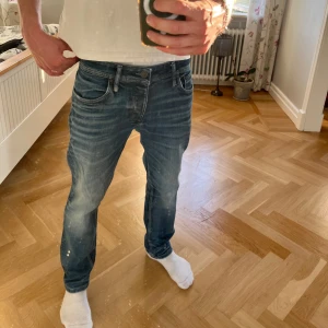 Jeans - Hej! Säljer ett goa Jack and Jones byxor som inte säljs längre. Bra skick förutom defekter mellan benen.  Storlek 30/32 Kom gärna med frågor!!🤗 OBS: jeansen är lite för korta på mig på bilden.