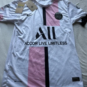 Psg Tshirt  - Säljer denna snygga psg Tshirt i storlek S med tags och fungerande scan, Messi på ryggen