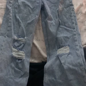 Blåa H&m Jeans  - Blåa H&m jeans med hål i knäna. Säljer för att dem är för små. 