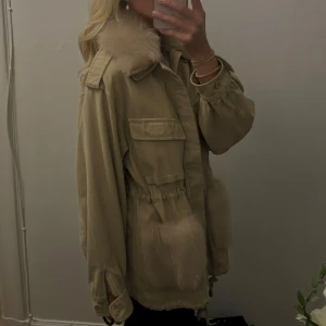 Custommade jacka med pälsfickor - Säljer min varsamt använda jacka från Costummade jacka köpt på NK för 3 år sedan.  Varsamt använd, i storlek S/M. Jag är normalt S/XS och får plats med både dunväst och tjocktröja under.  På bilderna endast T-shirt under Svarar endast seriösa köpare🤍
