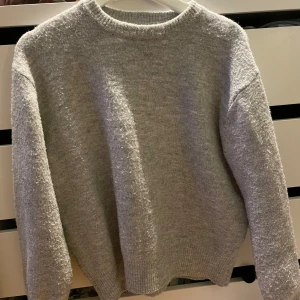 Stickad tröja  - Vet inte vart tröjan är ifrån men den är i bra skick 