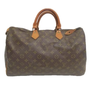 Louis Vuitton Speedy 40 - Louis Vuitton Speedy 40. Ett måste i väskkollektionen! Bra storlek för både vardagsbruk och resor. Perfekt att använda som skol-/arbetsväska. Speedy ger en touch av lyx och stil till varje outfit. Tillverkad i den ikoniska monogramduken.