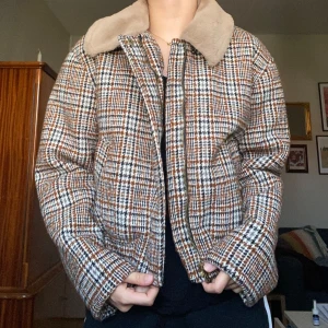 Mysig höstjacka  - Jättefin orörd höstjacka. Den är supermjuk på insidan och kappa-material på utsidan. Sjukt bra kvalitet och är som sagt aldrig använd.  Den är perfekt att ha både som höst och vinterjacka då man kan ha en tröja under, ärmarna inte är för trånga