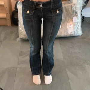 Jeans - Super fina jeans från H&M.  Har klippt bort lapparna så vet tyvärr inte storlek men från deras barnavdelning! Passar mig som är 17år och 160cm lång🥰(har sprettat upp vid fötterna för att de ska bli längre! Kolla sista bilden!!💗