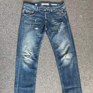 Säljer nu mina as feta replay jeans för att dom inte passar mig, storlek 29/32 med modellen grover straight fit, skriv järna om du är intresserad!