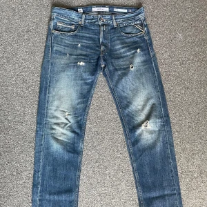 Replay jeans - Säljer nu mina as feta replay jeans för att dom inte passar mig, storlek 29/32 med modellen grover straight fit, skriv järna om du är intresserad!